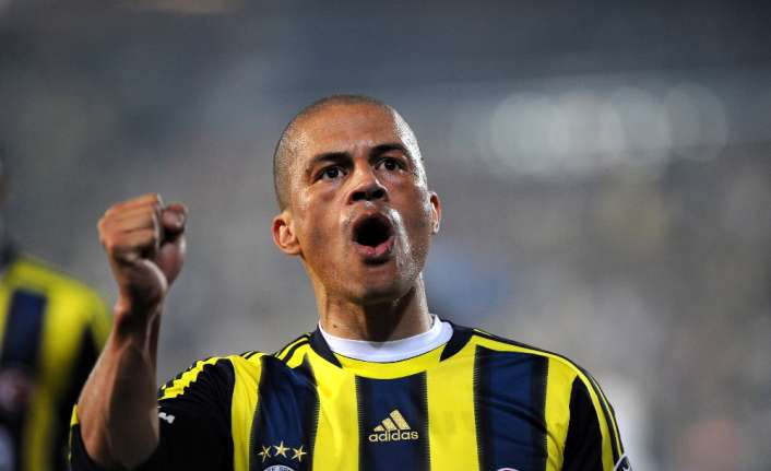 Fenerbahçe’nin efsane futbolcusu Alex de Souza, sarı lacivertli renklere gönül