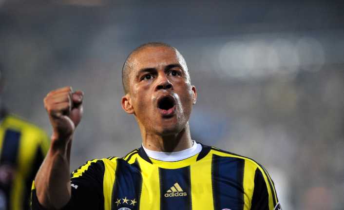 Alex de Souza, futbolu bıraktığını açıklayan Hürriyet Gücer için sosyal