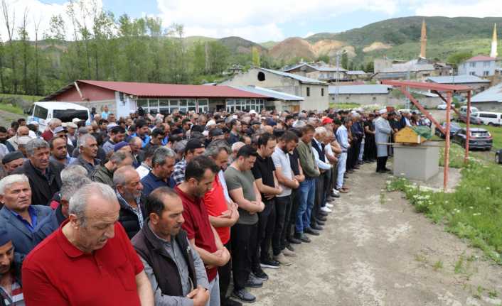 Ali İkinci Refahiye'nin Ekecik köyünde kılınan cenaze namazının ardından toprağa