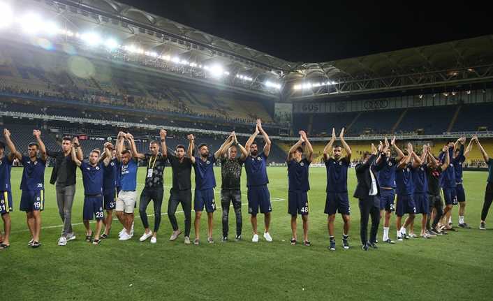 Fenerbahçeli taraftarlar stadı terk etmeyince sarı-lacivertlilerin başkanı Ali Koç futbolcuları