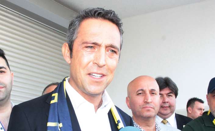 Fenerbahçe Başkanı Ali Koç, Cagliari maçını taraftarlarla beraber tribünden takip