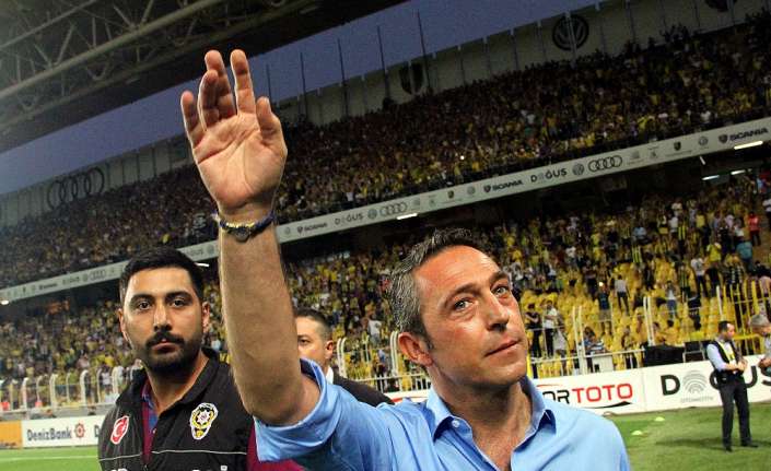 Fenerbahçe’nin yeni başkanı Ali Koç’a tribünlerden sevgi gösterilerinde bulunuldu. Fenerbahçeli