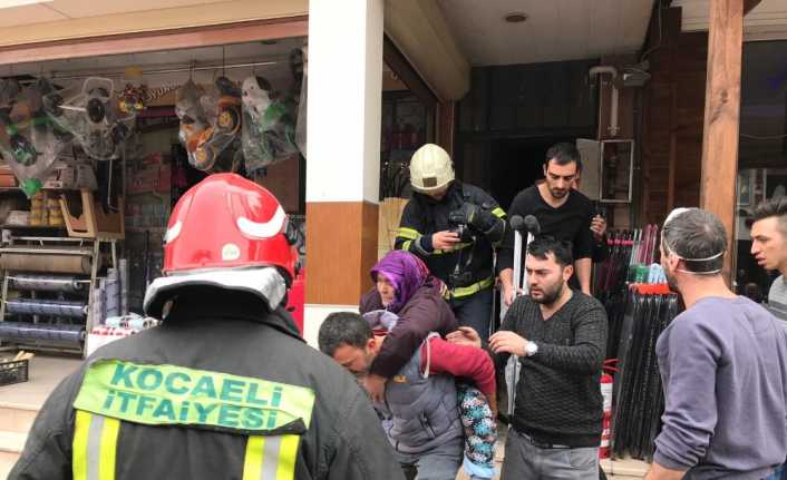Kocaeli’nin Kartepe ilçesinde 3 katlı bir alışveriş merkezinde çıkan yangın,