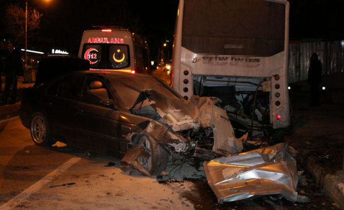 İstanbul Kadıköy’de alkollü şahıs, otomobiliyle önce çöp konteynerine, ardından otobüse