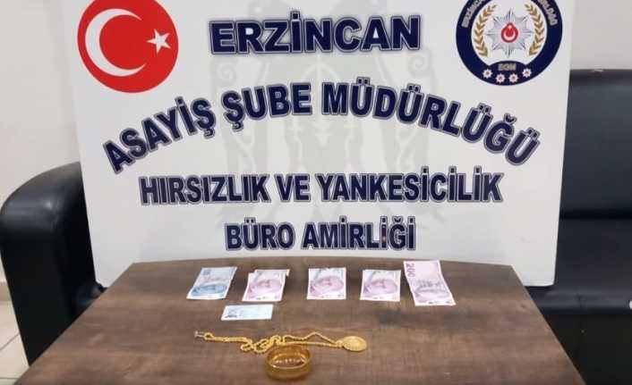 Erzincan’da polisin kovalamacası sonucu üzerinde altınlarla yakalanan hırsızlık şüphelisi tutuklandı.