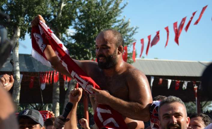 Kırkpınar Başpehlivanı Orhan Okulu, galibiyetini 2 minik kızına ve eşine