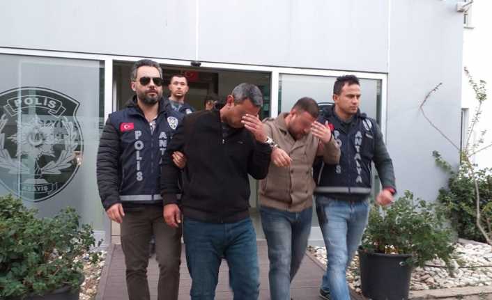 Antalya’da "Üzerinde büyü var. Altınları hocaya okutalım" diyerek vatandaşların bileziklerini