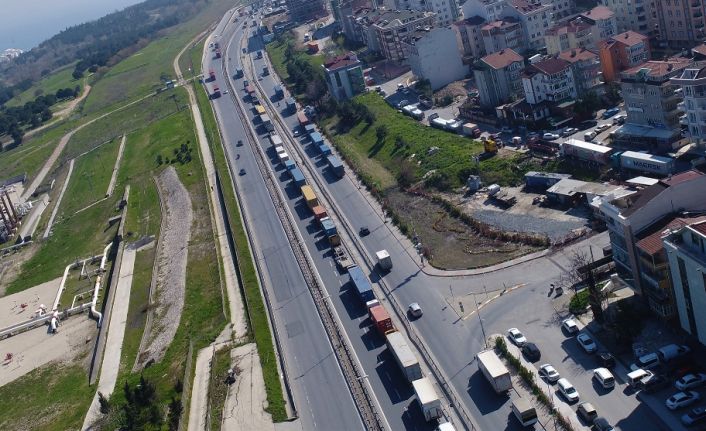 İstanbul’da Ambarlı Limanına girmek isteyen yüzlerce tırın oluşturduğu kilometrelerce kuyruk