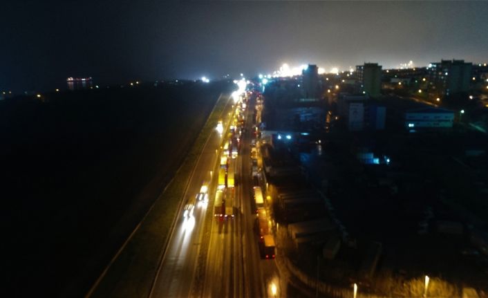 İstanbul’daki Ambarlı limanında sistem arızası nedeniyle yüzlerce tırın oluşturduğu kuyruk