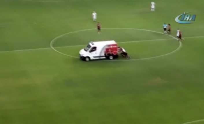 Brezilya Ligi’nde Vasco de Gama-Flamengo mücadelesinde sakatlanan futbolcuyu hastaneye götürmek