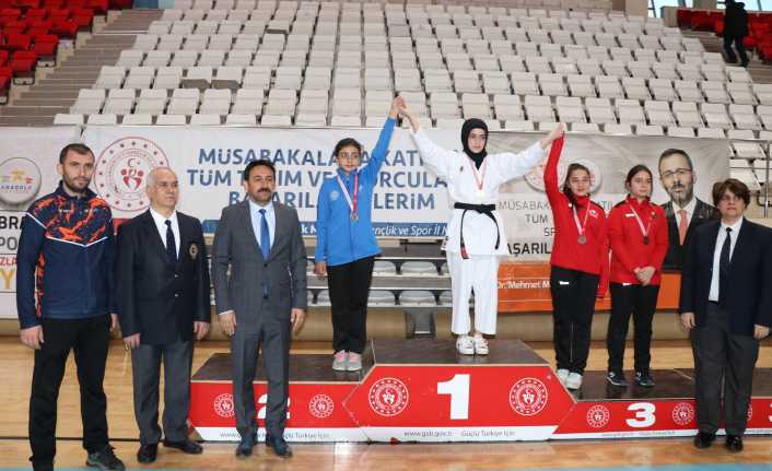 Erzincan'da, 6 ilden 90 sporcunun katılımıyla Anadolu Yıldızlar Ligi karate
