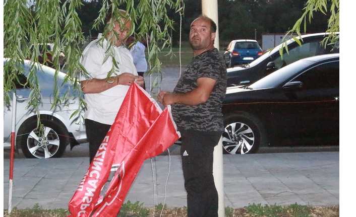 Anagold 24 Erzincanspor’da kulüp binası önünde bulunan bayraklar 4 yıl