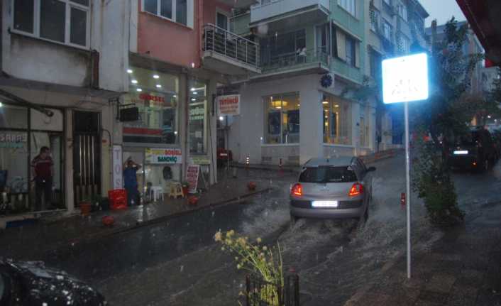 Tekirdağ’da akşam saatlerinde aniden bastıran şiddetli yağmur, trafikteki sürücülere zor
