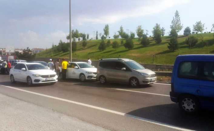 Ankara-Konya karayolunda meydana gelen zincirleme kazada 6 araç birbirine girdi.