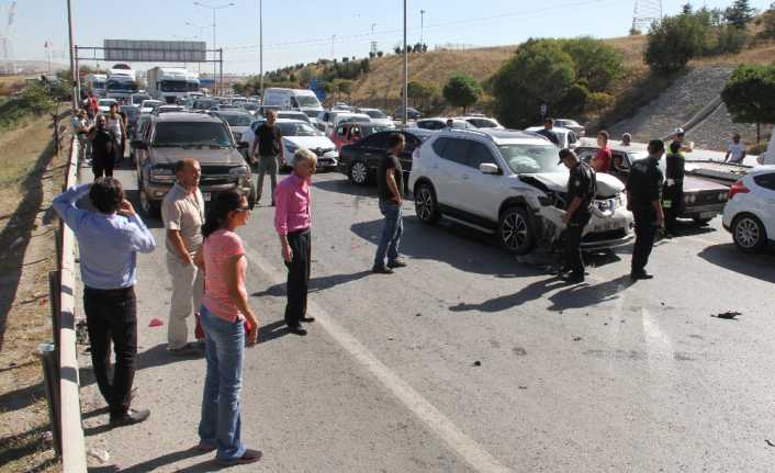 Ankara-Konya Otoyolunda 17 araç birbirine girdi. Kazada can kaybı ve