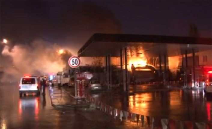 Ankara’da oto sanayi sitesindeki lastikçi dükkanında çıkan yangının, çevre binalara