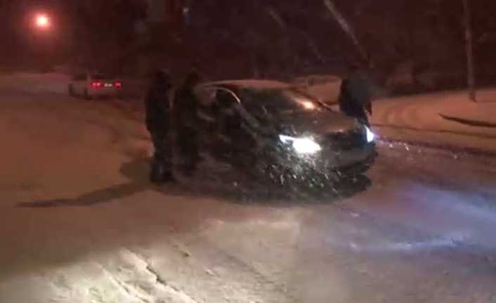 Ankara’da beklenen kar yağışı akşam saatlerinden itibaren etkili olmaya başladı.