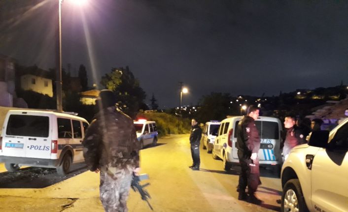 Ankara’da kimliği belirlenemeyen kişilerce polis ekiplerine silah saldırı düzenlendi.