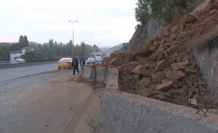 Ankara’da toprak kayması sonucu bulvara inen kaya parçaları kazaya neden