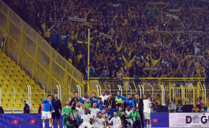 MKE Ankaragücü, Fenerbahçe’yi 3-1 mağlup etmesinin ardından sahada galibiyet pozu
