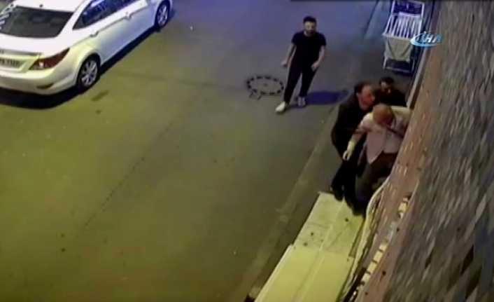 İstanbul Fatih’te bir apartmanda sokak kapısının kapatılmasını isteyen kadın ve