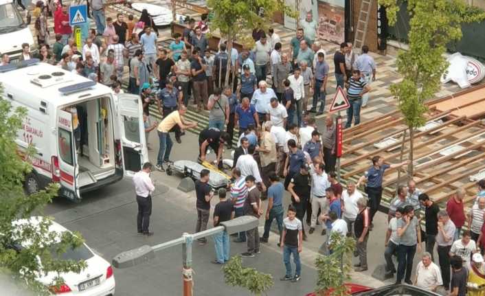 Kahramanmaraş’ta kaldırımda yürürken üzerlerine reklam tabelası düşen anne ve kızı