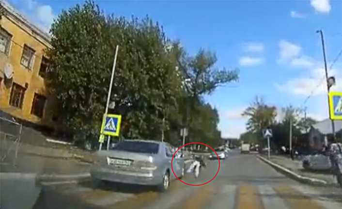 Rusya’da okula giden çocuk, annesinin dikkatsizliğinin bedelini az daha canıyla