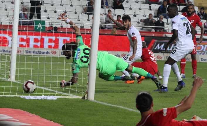Spor Toto Süper Lig’in 12. haftasında Antalyaspor Akhisarspor’a sahasında 2-1