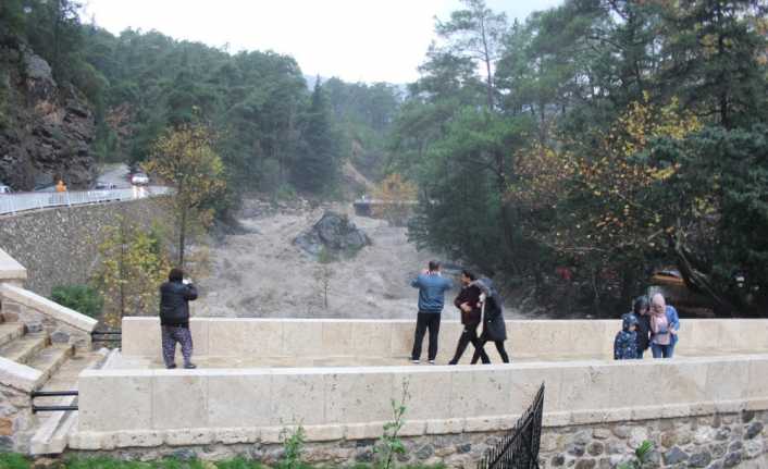 Antalya ve ilçelerinde 19 saattir devam eden şiddetli yağış hayatı