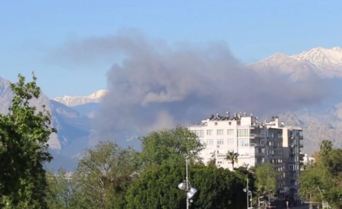 Antalya Limanı serbest bölgede bir tekne imalathanesinde yangın çıktı. 