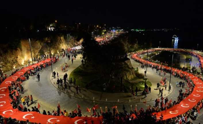 Antalya’da 29 Ekim Cumhuriyet Bayramı dolayısıyla düzenlenen fener alayında 600