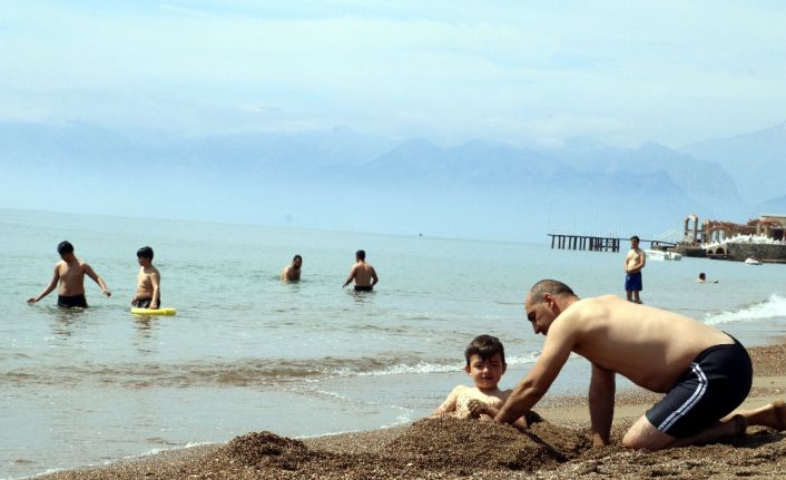 Antalya’da güneşli havayı fırsat bilen vatandaşlar ve turistler, sahillerde yoğunluk