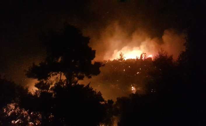 Antalya’nın Manavgat ilçesinde orman yangını çıktı. Birçok mahalleyi tehdit eden
