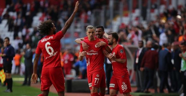 Spor Toto Süper Lig'in 22. haftasında Antalyaspor, Kayserispor'u 2-1 yendi.