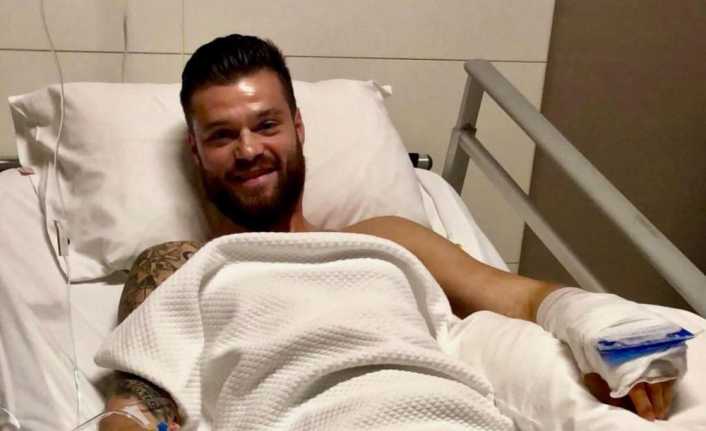 Antalyaspor’un sağ kanat oyuncusu Ondrej Celustka, sol elinden ameliyat oldu.