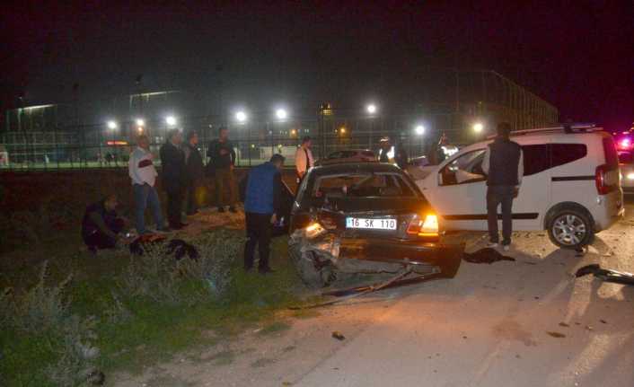 Bursa’da Osmaniyespor’un antrenmanını araçlarının içinde izleyen çifte başka bir otomobil