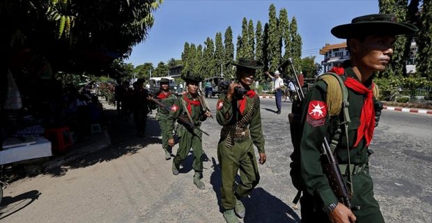 Myanmar'ın Arakan eyaletinde güvenlik güçlerinin, Arakan eyaletinde göstericilerin üzerine ateş