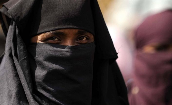 Myanmar ordusunun saldırılarında ailelerini kaybeden Arakanlı Müslüman kadınlar ve kız