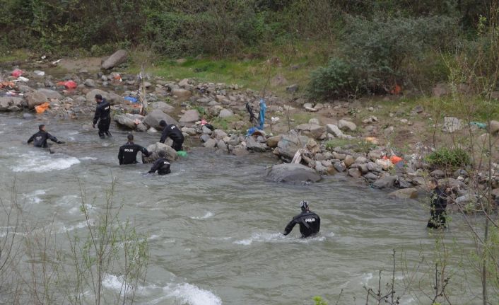 Trabzon’un Maçka ilçesinde uyuşturucu tacirlerine yönelik takipte bulundukları aracın dereye
