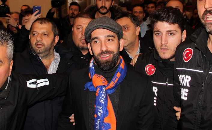 Medipol Başakşehirli futbolcu Arda Turan, bugün babalık sevinci yaşadı. 