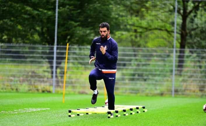 Medipol Başakşehirli futbolcu Arda Turan, bir mekanda şarkıcı Berkay ile