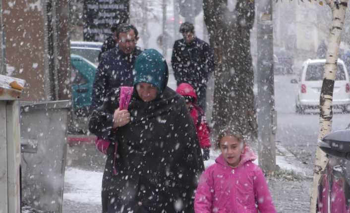 Ardahan’da dün etkili olan sağanak, gece saatlerinde yerini kar yağışına