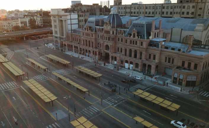 Ekonomik krizin sürdüğü Arjantin’de halk sokaklara döküldü. Tüm gün hiçbir