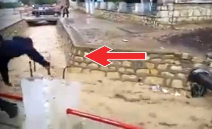 Tunus’ta taşkını kayda alan çocuk, sınıf arkadaşı tarafından kanala itildi.
