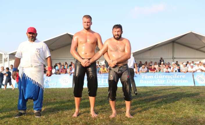 Bu yıl 8’incisi düzenlenen Geleneksel Arnavutköy Belediyesi Yağlı Güreşleri kıyasıya