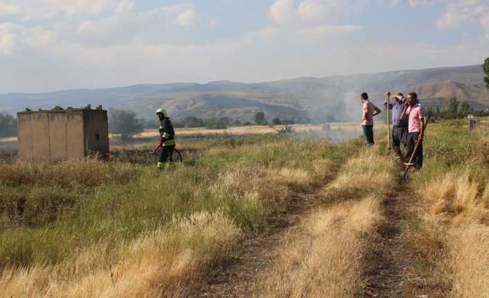 Arpa tarlasında çıkan yangın büyümeden söndürüldü Erzincan merkeze bağlı Bahçeyazı köyünde bir tarlada çıkan yangın itfaiye