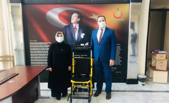Asansörü olmayan Sağlık Müdürlüğüne paletli engelli aracı hediye edildi Kadın ve Demokrasi Derneği (KADEM) Erzincan temsilciliği tarafından 3 Aralık