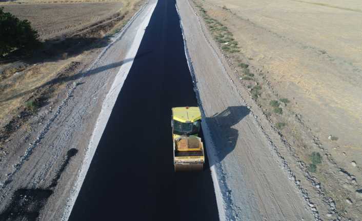 Erzincan Belediyesi, şehir genelinde belirlenen ihtiyaçlara göre yol bakım onarım