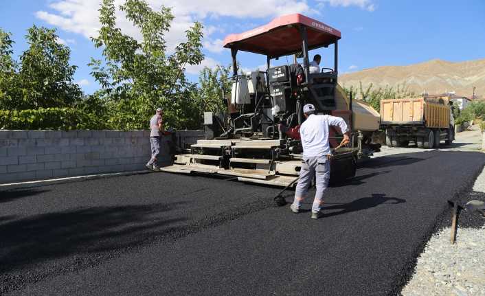 Erzincan Belediyesi, şehir genelinde yol bakım, onarım ve asfaltlama çalışmalarını