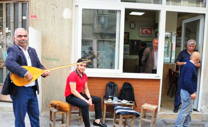Manisa’da halk ozanı Osman Erten, bağlamasıyla muhtar adayı olacağı mahallede